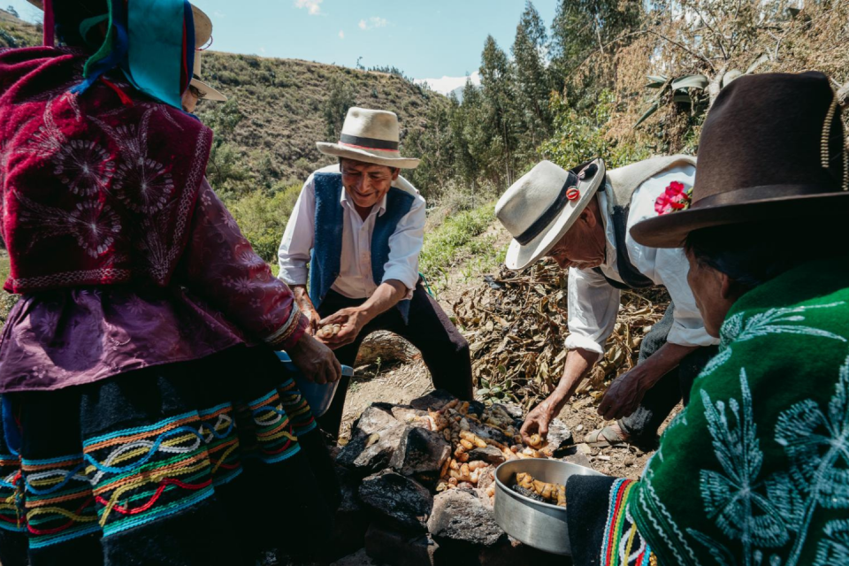 De pachamanca wordt gevuld met aardappelen, kip en tuinbonen. Foto: Björn Snelders