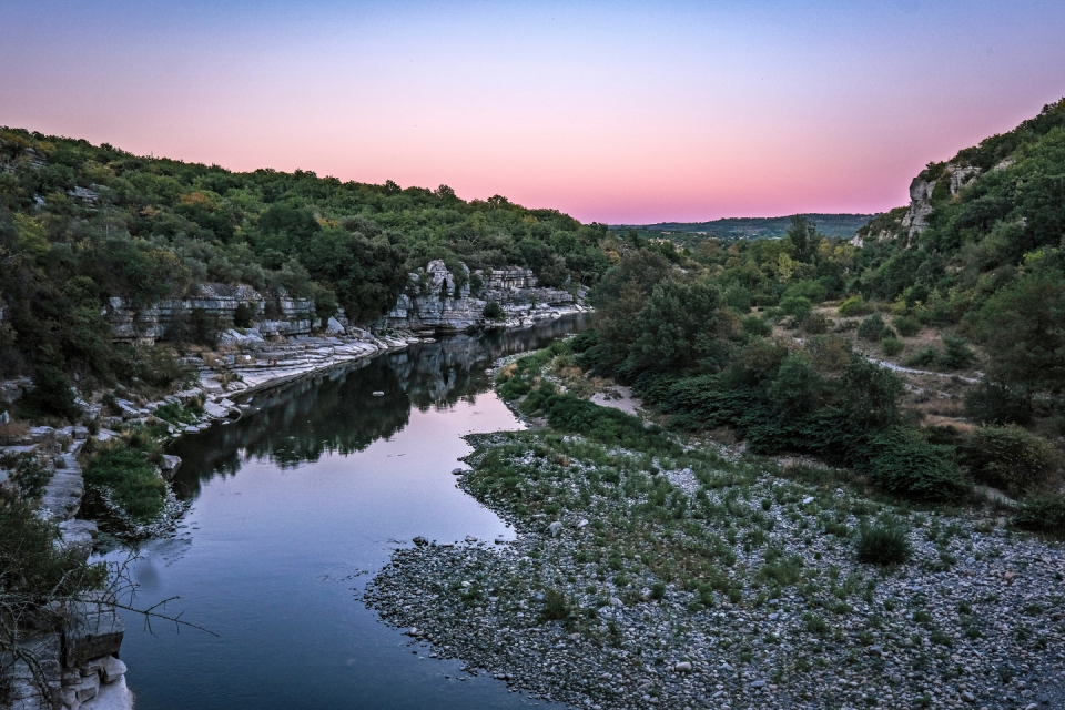 De avond valt boven de Ardècherivier bij Balazuc. Foto: Simone Wittgen