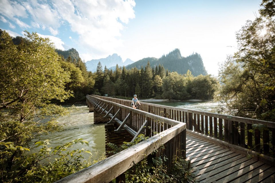 De Enns fietsroute voert langs de Salzawaterval in de regio Schladming-Dachstein. Foto: Sebastian Canaves/ Off-The-Path